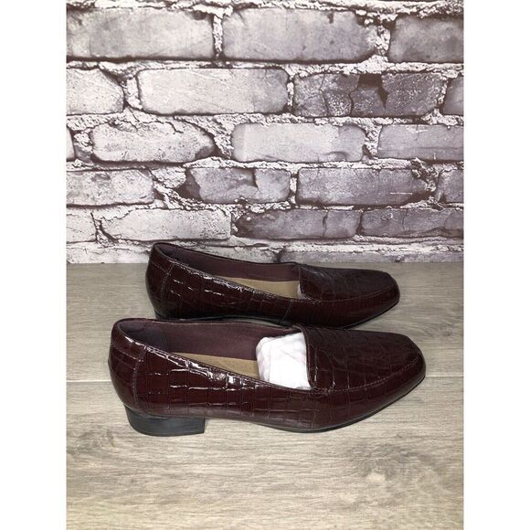 Clarks Collection Burgundy Patent Slip On Croc-Embossed Loafers Women Sz 9.5M US - Picture 3 of 16
